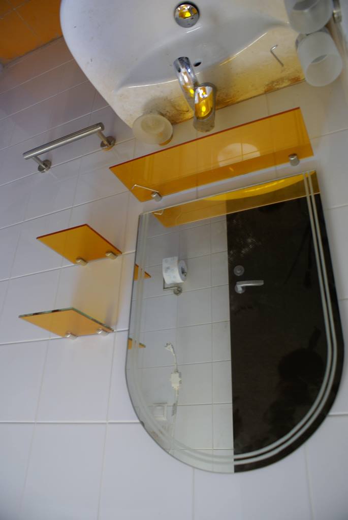 полки настенные стекло цветное ораньжевое зеркало с матовым рисунком --в ванной